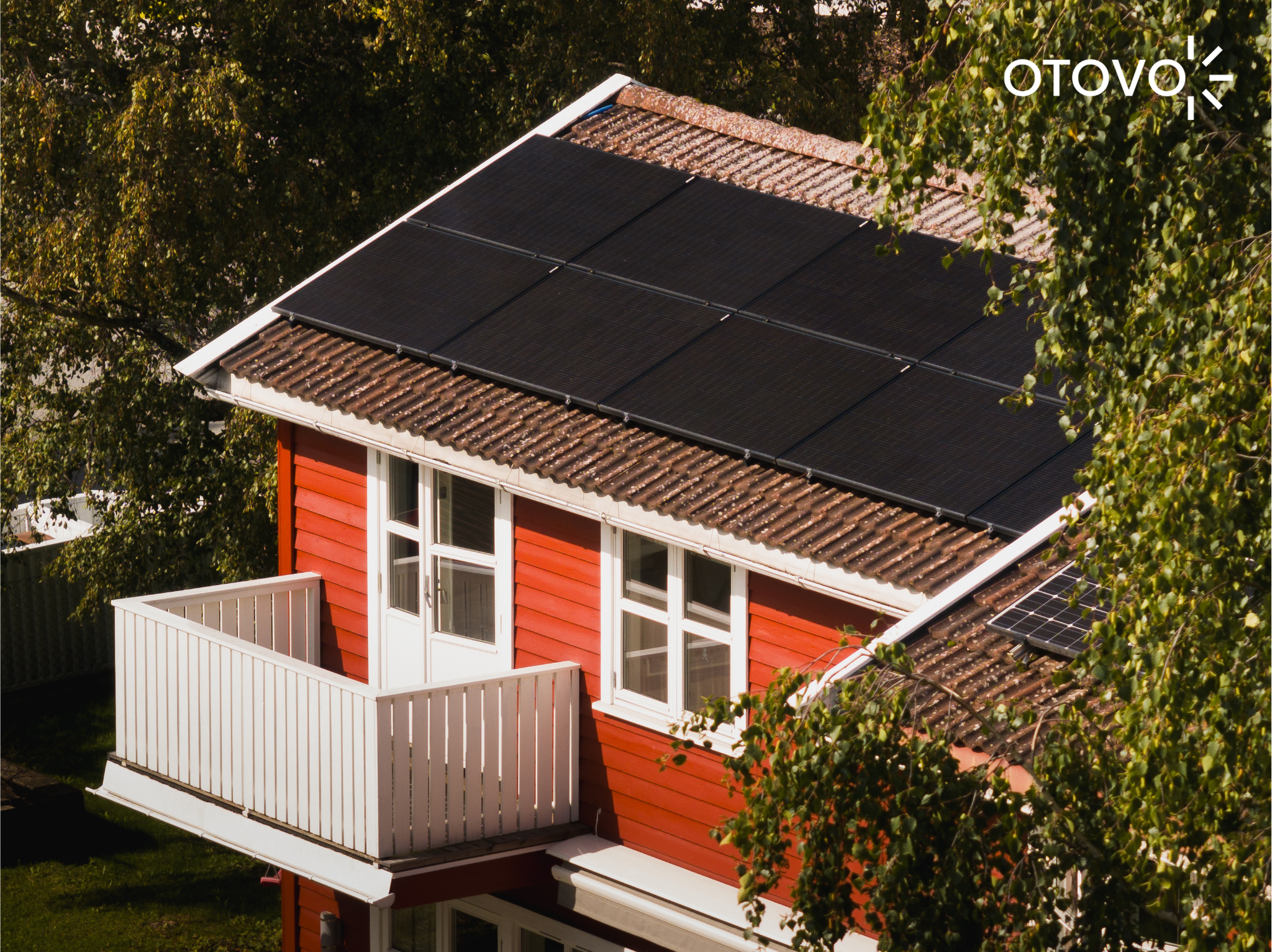 hus med solcellepaneler på taket