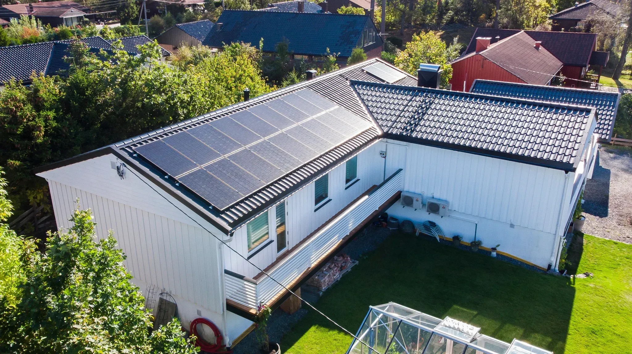 fugleperspektiv av et hus med solceller