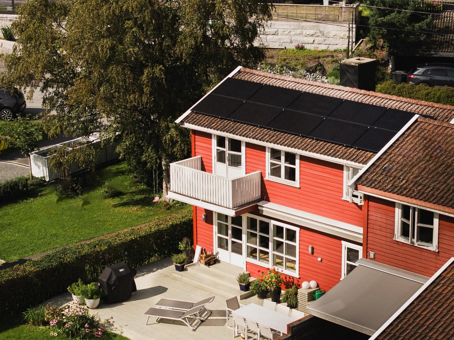 solcellepaneler på en rød villa