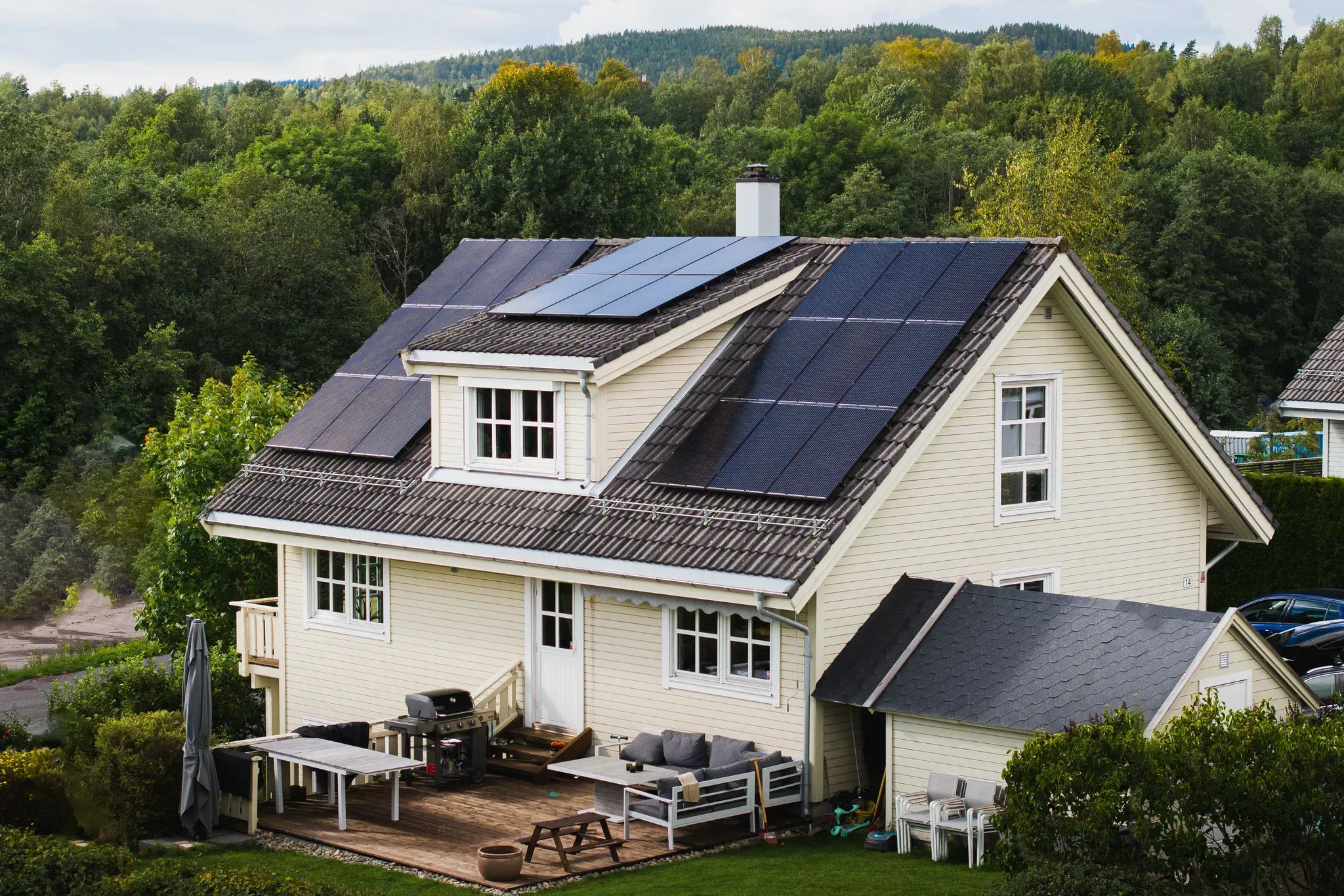 gult hus med monterte solcellepaneler