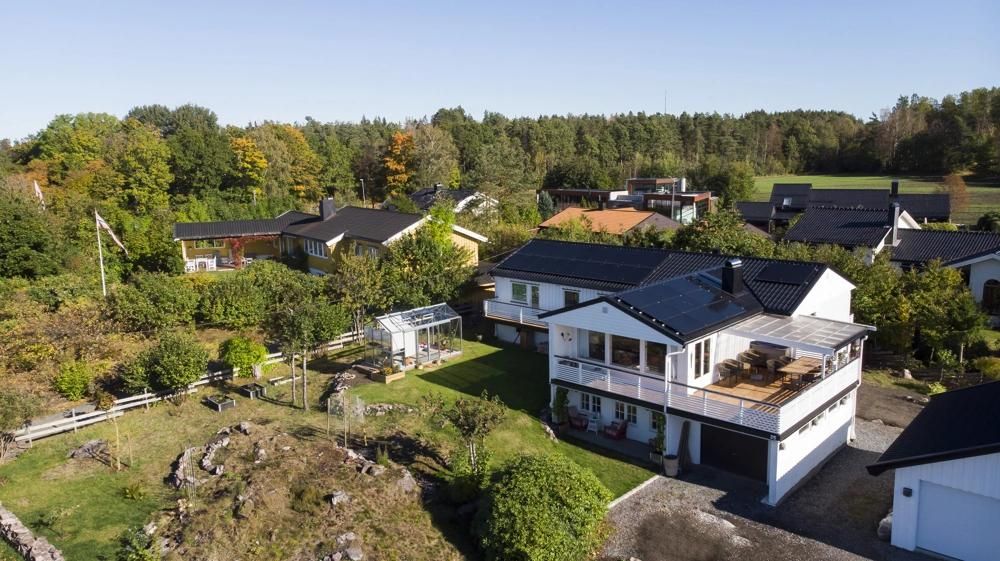 solcellepaneler på en hvit villa