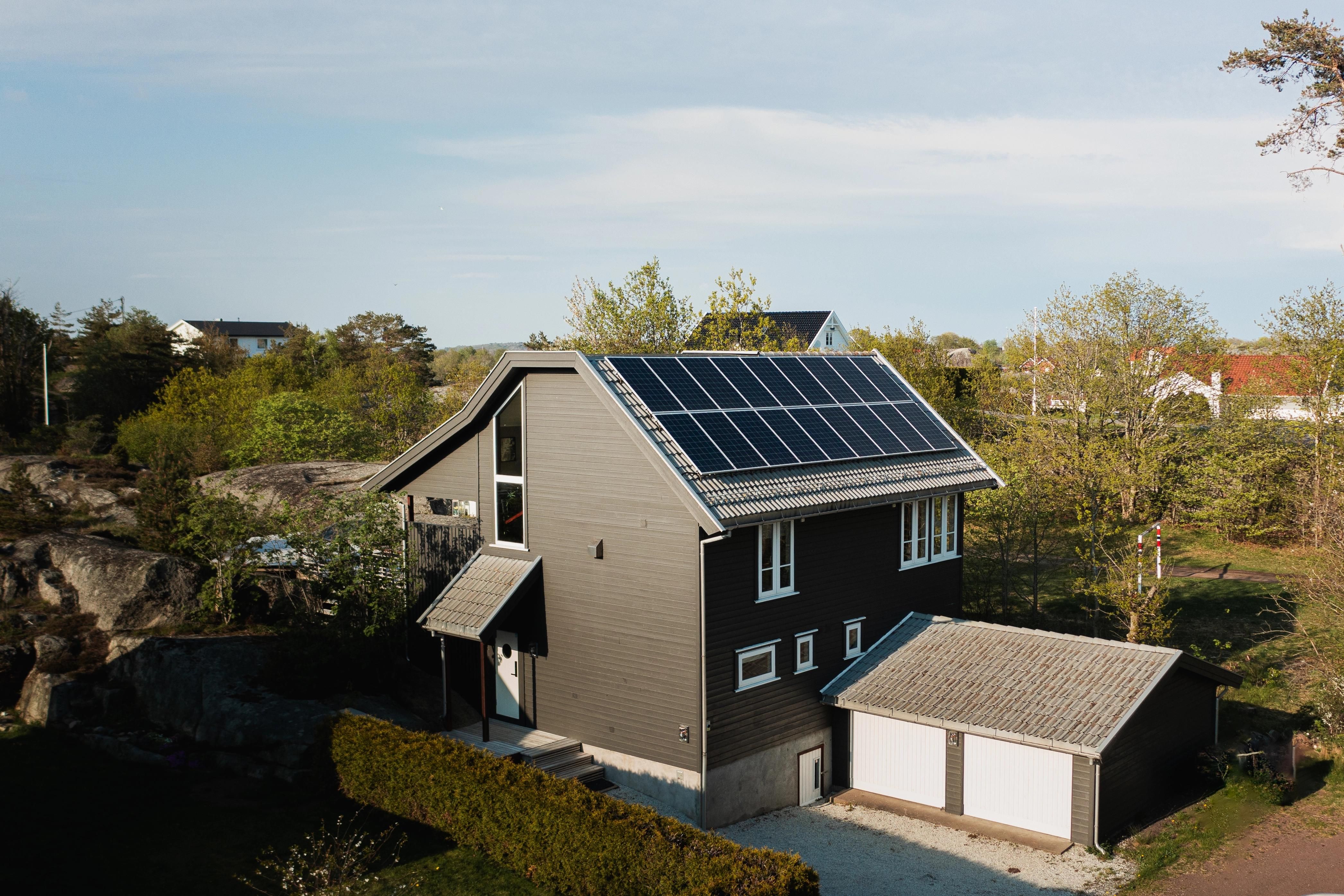 hus med solcellepaneler