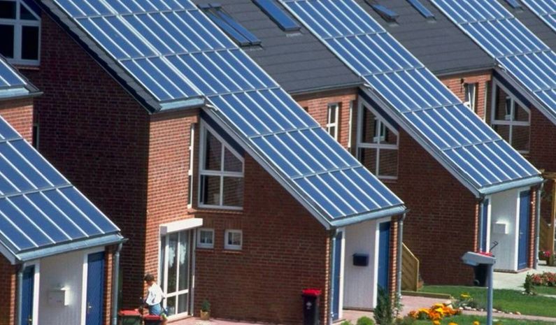 hus med solceller på takene