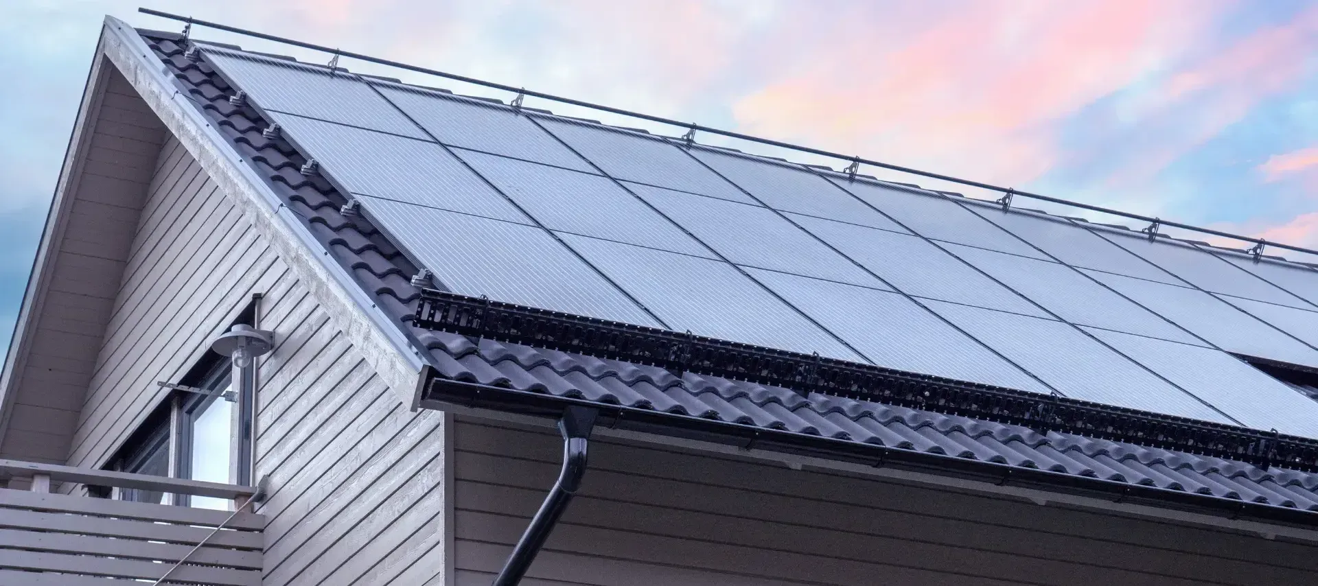 Et hus med solcellepaneler på taket