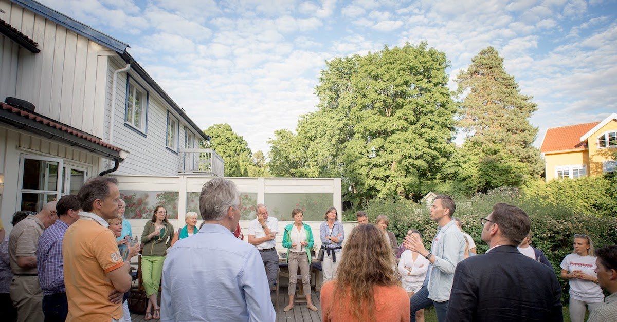 folkemengde i en hage