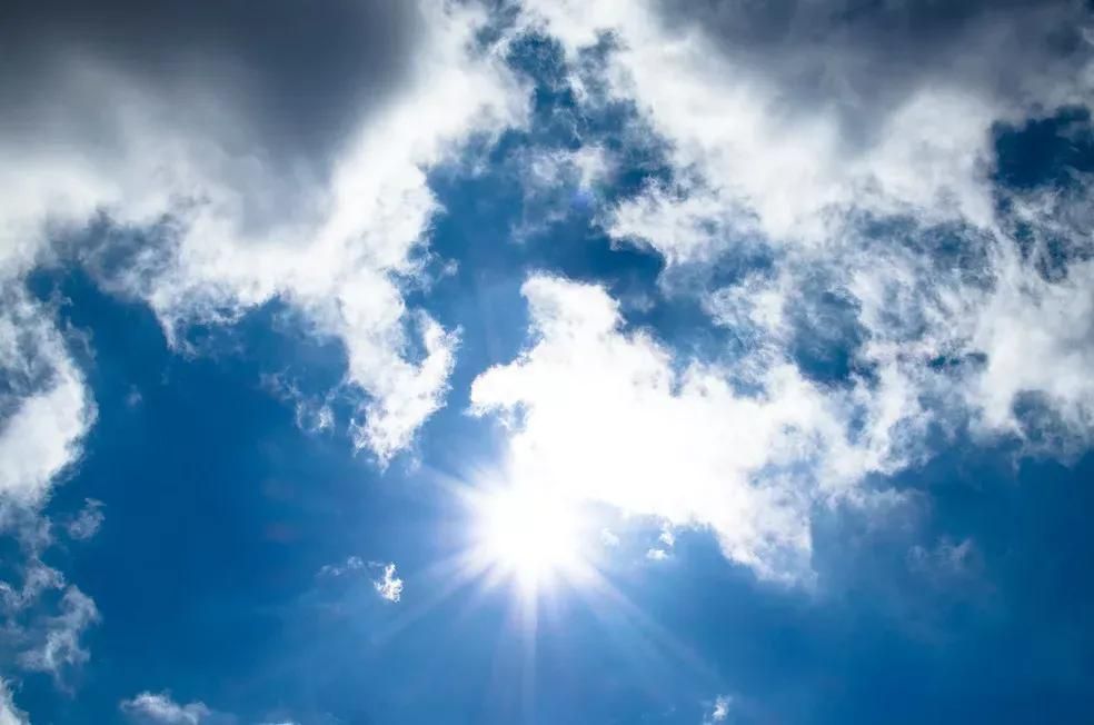 Bilde av sol på himmelen