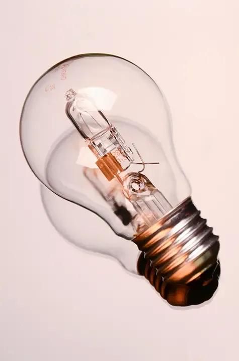 10 strømsparetips - Photo by Esther: pexels.com/photo/incandescent-light-bulb-746496/