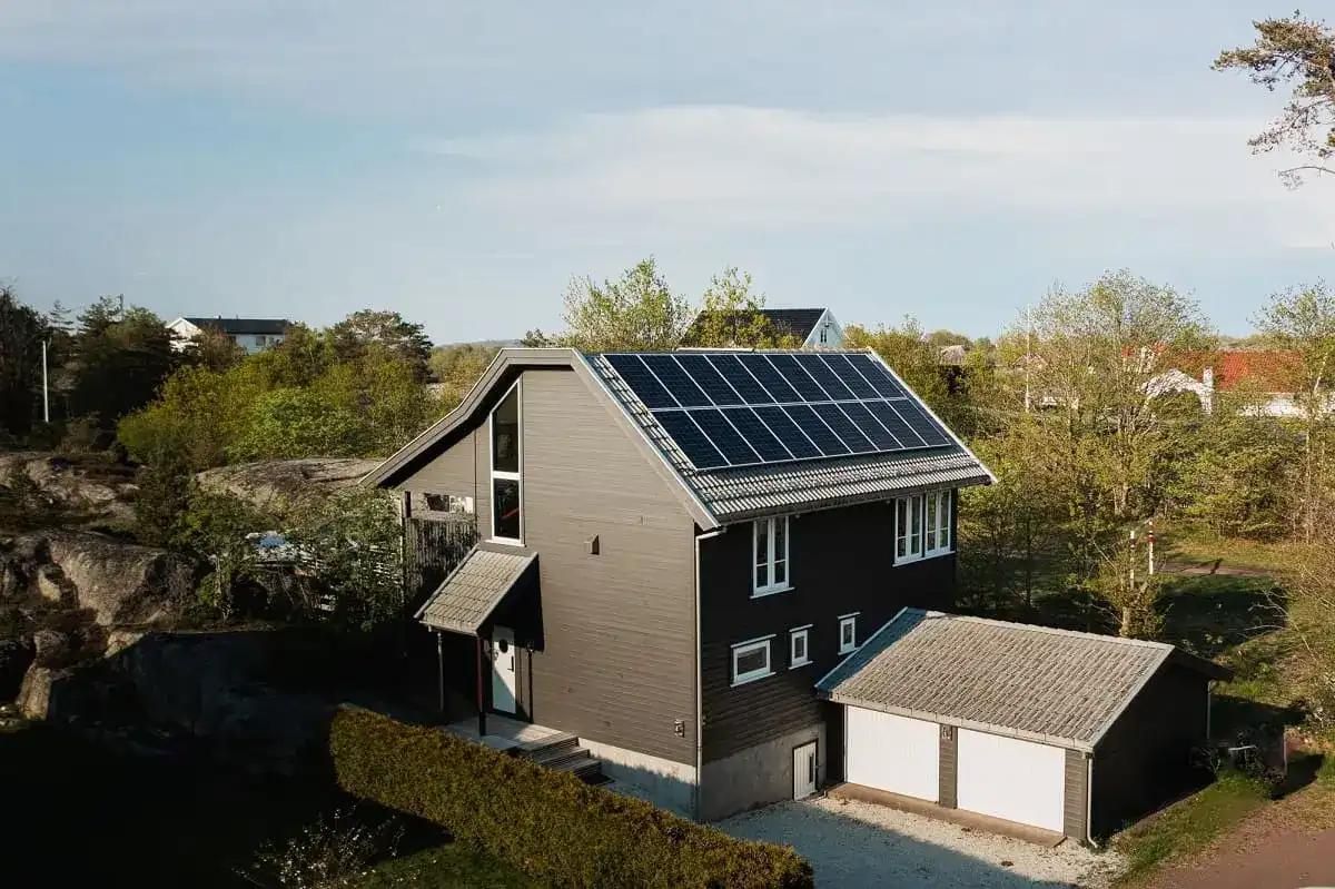 moderne bolig med solceller på taket