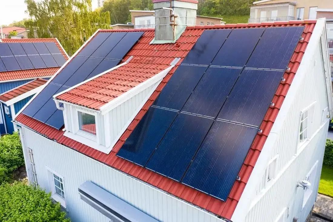 to villor med solcellepaneler på taket