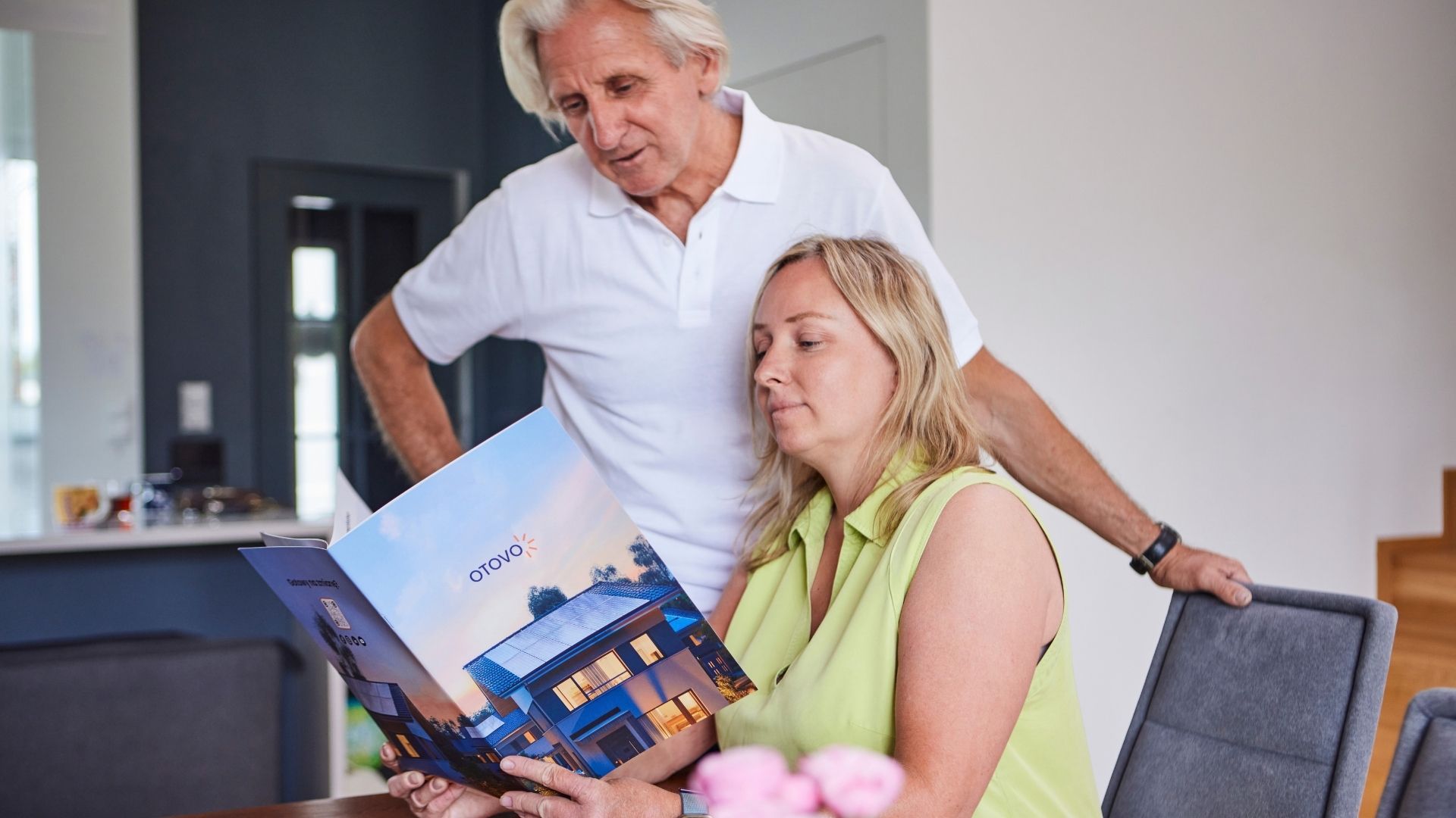 Huseiere som leser om Otovo Care®